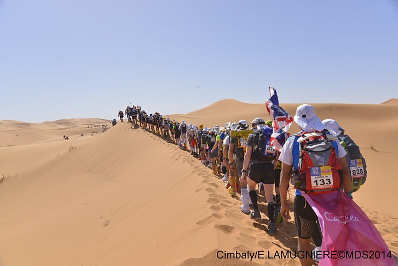 世界一過酷なサハラ砂漠240kmマラソンで 5km走って息切れするモヤシ男を完走に導いた 心が震える Storys Jp ストーリーズ